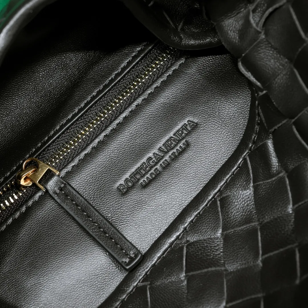 Batch 1860 #Bv new small HOP bag, the bag body and handles are made of a whole piece of woven leather. The bag body is soft and lazy. Hop symbolizes the praise of innovation and eternal craftsmanship [love]. The pyramid silhouette combines practicality and fashion. It is modern and casual. The double-sided closure design of the bag mouth is more convenient and safe! The cowhide texture also makes the bag more wear-resistant and durable. A must-have for fashionable ladies who like minimalism yet comfortable and casual! Size: 41x20.5x7.5, Model: 3966#